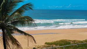 A beach with palm trees and ocean waves. - Alma Maraú  (Maraú)