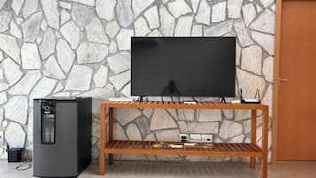 Casa, vista para o mar | Área de estar | Smart TV 42 polegadas com canais digitais