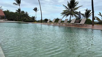 3 piscines extérieures
