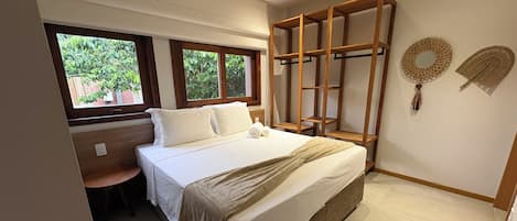 Maison, vue mer | Coffres-forts dans les chambres, décoration personnalisée