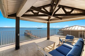 Terrace/patio - Luxurious Waterfront Estate with 360 Views, Huge Heated Pool, 3 Docks (Fort Myers Beach)