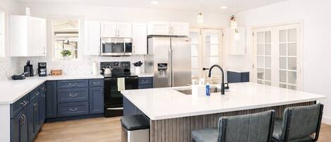 Micro-ondes, four, plaque de cuisson, lave-vaisselle