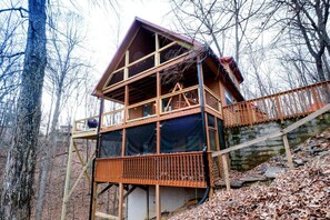 Exterior - Raintree Hideaway - Hot Tub Relaxation, Arcade Games, Cocktails & Movie Nights (Gatlinburg)