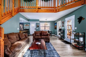 Smart TV, video games - Raintree Hideaway - Hot Tub Relaxation, Arcade Games, Cocktails & Movie Nights (Gatlinburg)