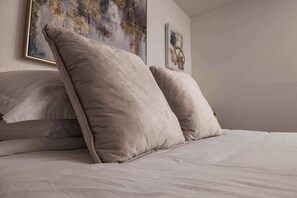 2 habitaciones, tabla de planchar con plancha, wifi y ropa de cama 