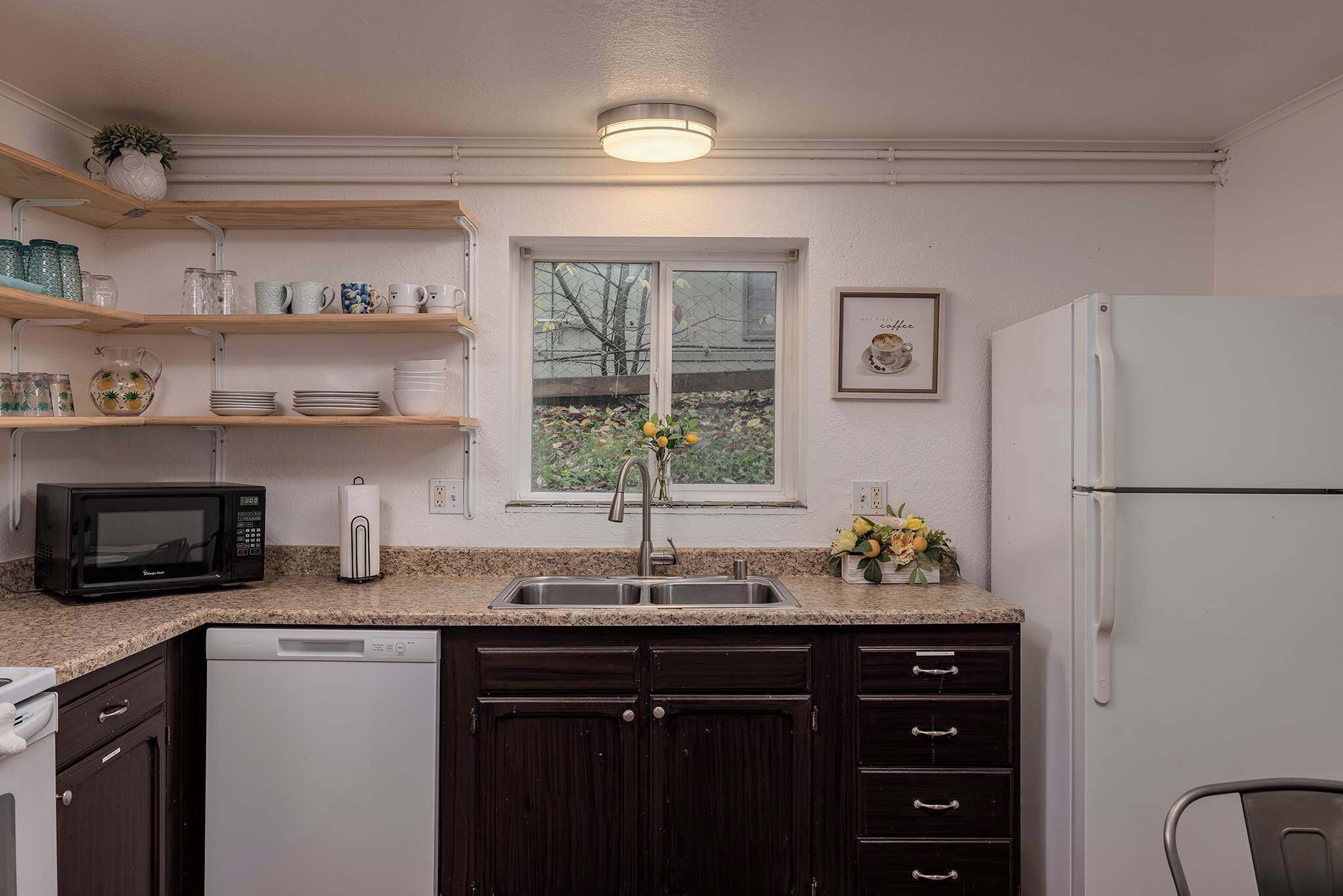 Coffee/tea maker, fridge, microwave, oven