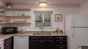 Coffee/tea maker, fridge, microwave, oven