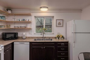 Een koelkast, een magnetron, een oven, een kookplaat