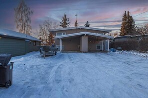 Exterior - Cozy South Addition Downtown Getaway - King Beds (Anchorage)