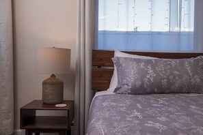 2 bedrooms, iron/ironing board, WiFi, bed sheets - Cozy South Addition Downtown Getaway - King Beds (Anchorage)