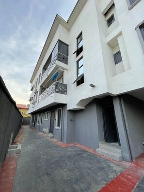 Exterior - 3 Bedroom En-Suite and a BQ En-Suite, Wi-Fi, Secured, 24/7 Power (Lagos)