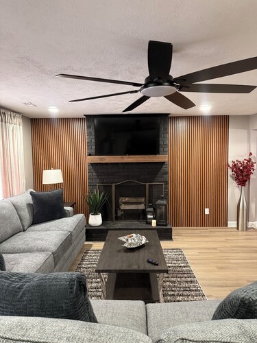 Ted’s Place. Luxury 5-bedroom house in Rockingham. Premium Home. Rare find.