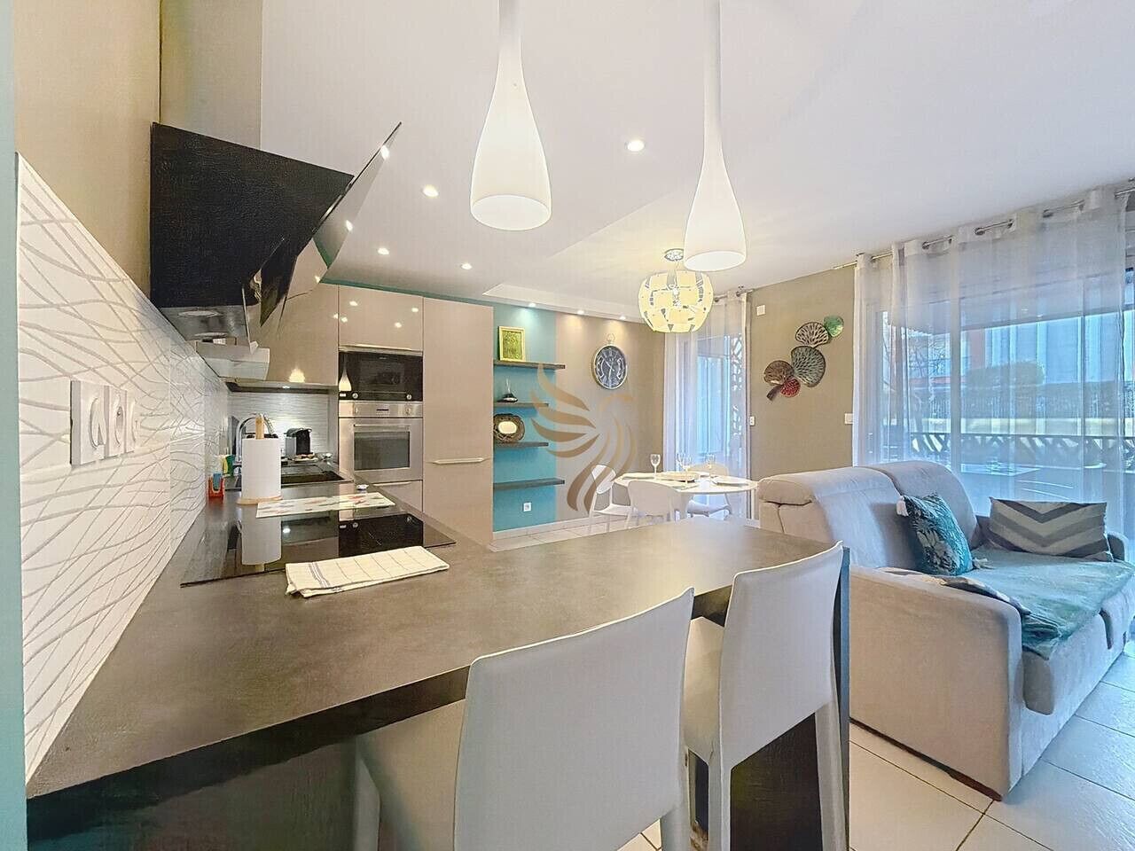Una cucina moderna con zona pranzo, divano e balcone con vista.