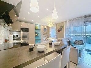 Fridge, microwave, oven, stovetop - NewPort Riviera T3, Terrace, Clim, Garage, Wifi (Fréjus)