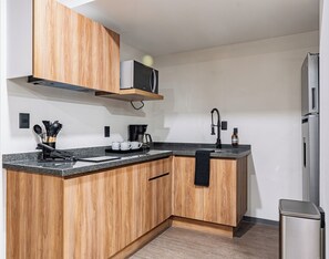 Kühlschrank, Wasserkocher mit Kaffee-/Teezubehör, Toaster