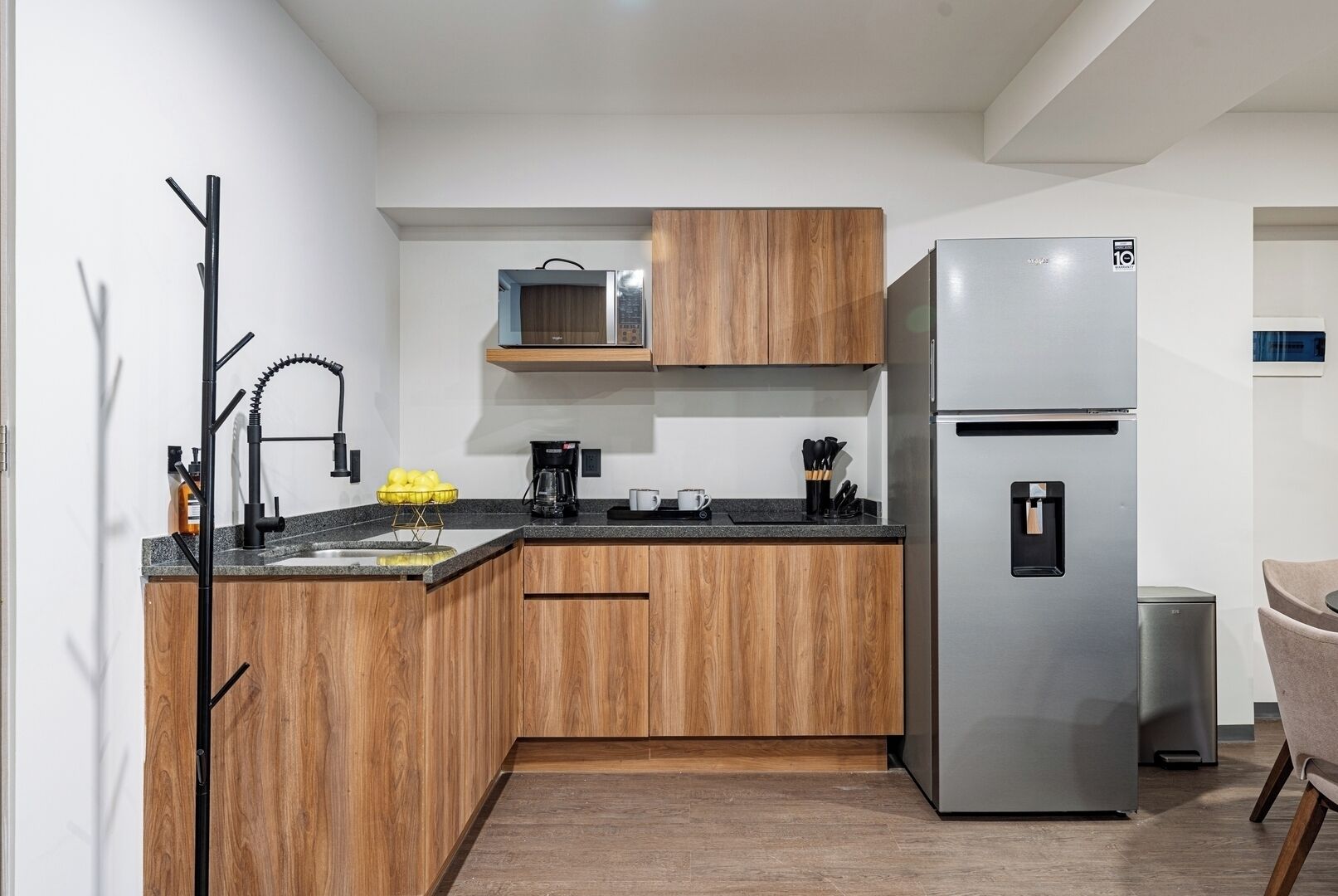 Kühlschrank, Wasserkocher mit Kaffee-/Teezubehör