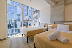 Apartamento premium, 3 quartos, cozinha, vista para a cidade | Cofres nos quartos, cortinas blackout, ferros/tábuas de passar roupa