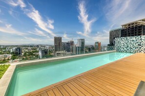 Utendørsbasseng og solsenger