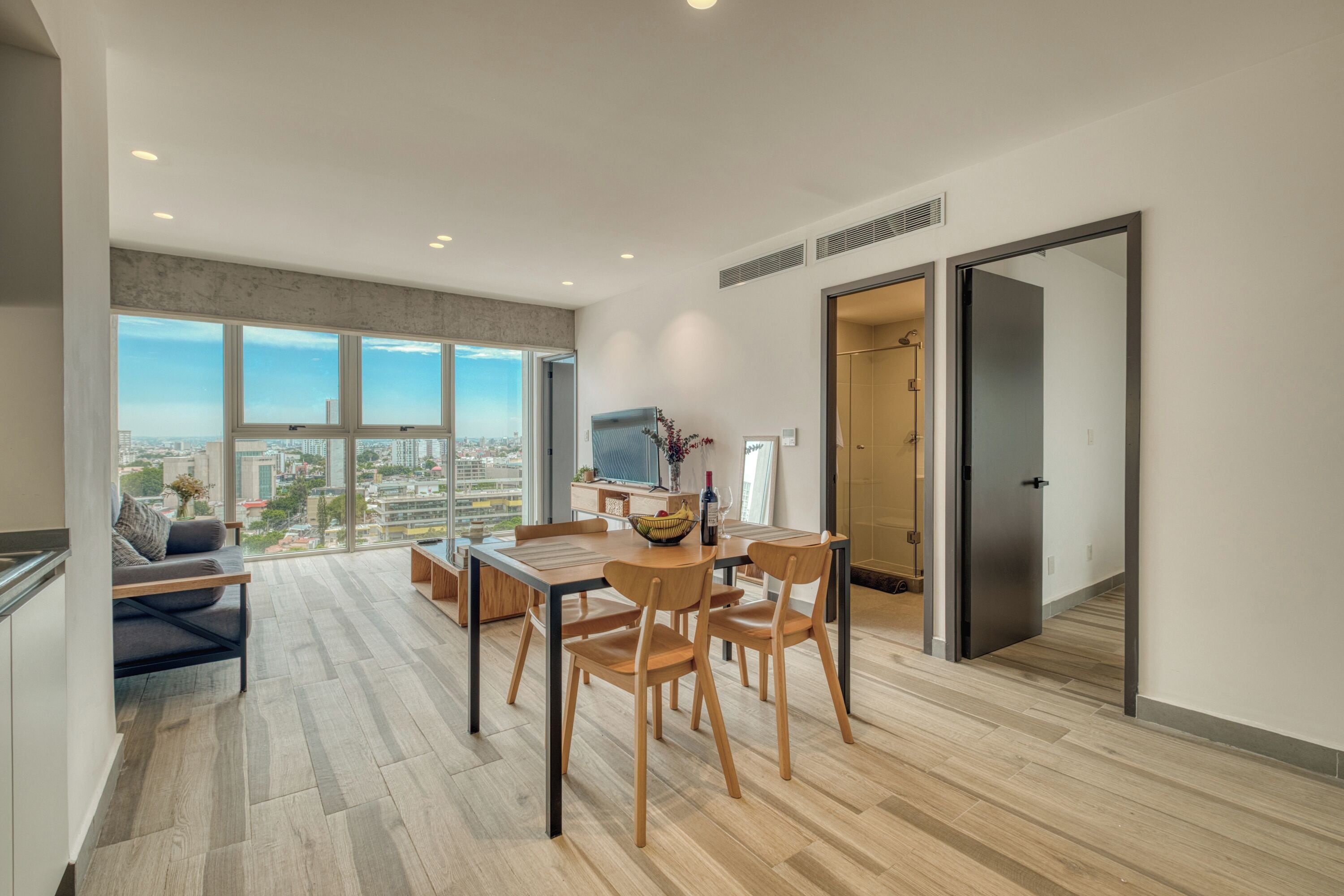 Familieleilighet, 2 soverom, kjøkken, byutsikt | Oppholdsrom