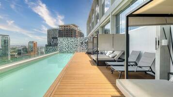 Kolam renang rooftop