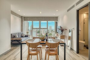 Familieleilighet, 2 soverom, kjøkken, byutsikt | Oppholdsrom