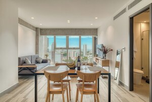 Apartamento família, 2 quartos, cozinha, vista para a cidade | Sala de estar | TV de tela plana