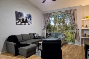 Smart-TV, Kamin, Videospiele, Tischfußball