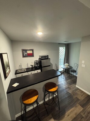 Réfrigérateur, micro-ondes, cafetière/bouilloire