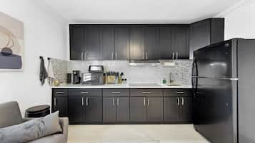 Micro-ondes, four, plaque de cuisson, cafetiĂšre/bouilloire