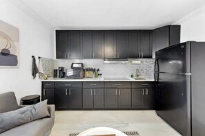 Microondas, horno, placa de cocina y cafetera o tetera