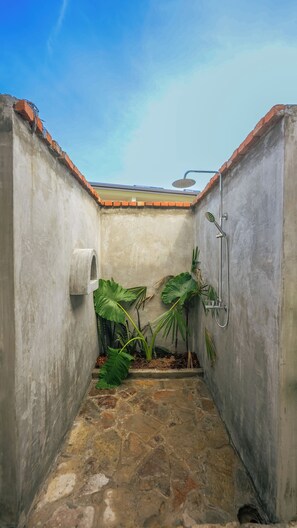 Shared Dormitory | Bathroom - Surfing Elephant Hostel (Matara)