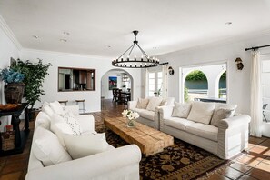 Interior - LA Private Estate-Tennis Court/Pool/Jacuzzi (Los Angeles)