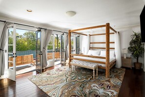 Escritorio, tabla de planchar con plancha, wifi y ropa de cama 