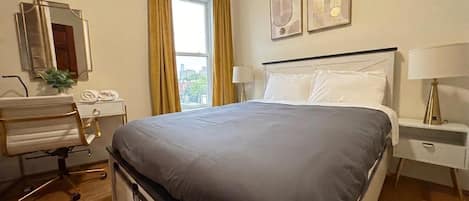 3 slaapkamers, een strijkplank/strijkijzer, reisbedje, gratis wifi