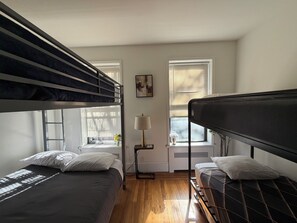 3 slaapkamers, een strijkplank/strijkijzer, reisbedje, gratis wifi
