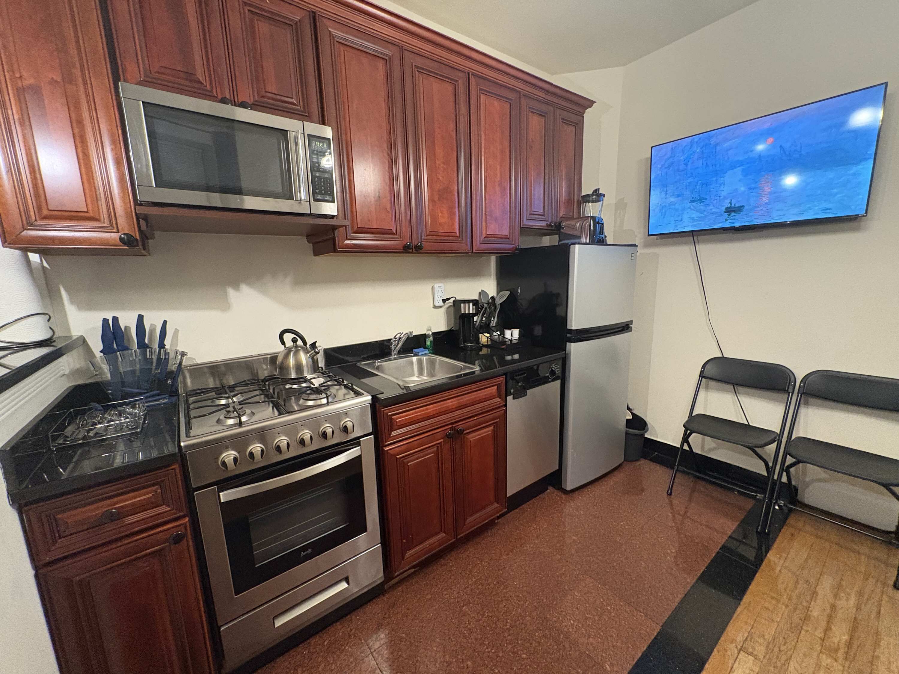 Frigorifero, microonde, piano cottura, lavastoviglie