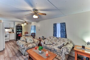 TV - 2BR House + RV Access + BBQ • Near Silver Springs (Citra)