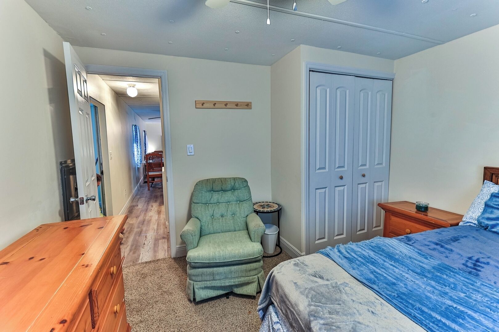 3 bedrooms, iron/ironing board, bed sheets