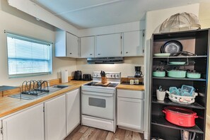 Fridge, microwave, oven, stovetop - 2BR House + RV Access + BBQ • Near Silver Springs (Citra)