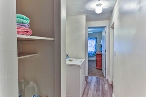 Interior - 2BR House + RV Access + BBQ • Near Silver Springs (Citra)