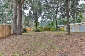 Property grounds - 2BR House + RV Access + BBQ • Near Silver Springs (Citra)
