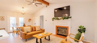 Cozy and quaint 3-bedroom Cottage with Views and Near campus