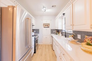 Een magnetron, een oven, een kookplaat, een vaatwasser