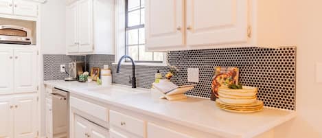 Mikrowelle, Ofen, Herdplatte, Geschirrspüler