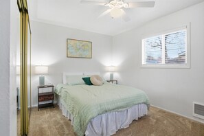 2 عدّة غرف نوم وخدمة الإنترنت وملاءات أسرّة