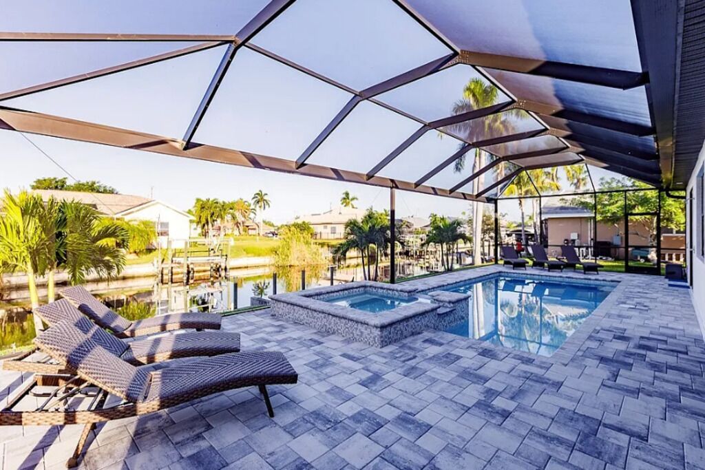 Utendørsbasseng og et oppvarmet basseng