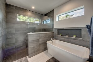 Hair dryer, towels, toilet paper - Villa Bright Side - on water, pool, spa, modern (Cape Coral)