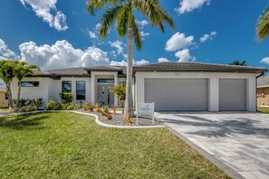 Exterior - Villa Bright Side - on water, pool, spa, modern (Cape Coral)