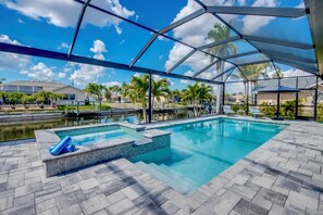 Outdoor pool, a heated pool - Villa Bright Side - on water, pool, spa, modern (Cape Coral)