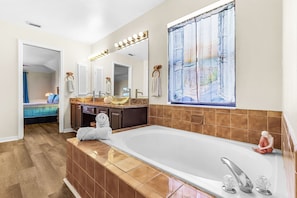 Shower, hair dryer, towels - Sunny Canal Retreat with Heated Pool & Views – Villa Sueños del Sol - Roelens (Cape Coral)